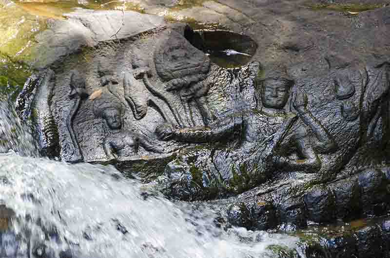 85 - Camboya - Kbal Speam o valle de las mil lingas - dios Vishnu y lingas